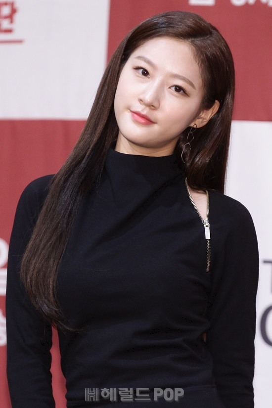 Kim Sae Ron khoe dáng nổi bật trong họp báo drama hành động mới
