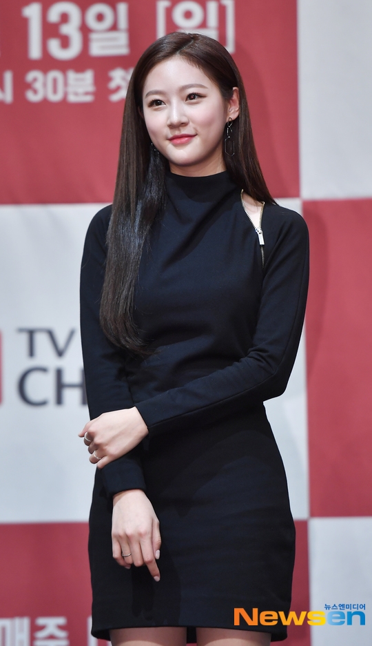 Kim Sae Ron khoe dáng nổi bật trong họp báo drama hành động mới
