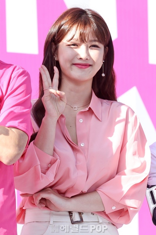 Kim Yoo Jung rạng rỡ xinh tươi tham dự sự kiện ngoài trời