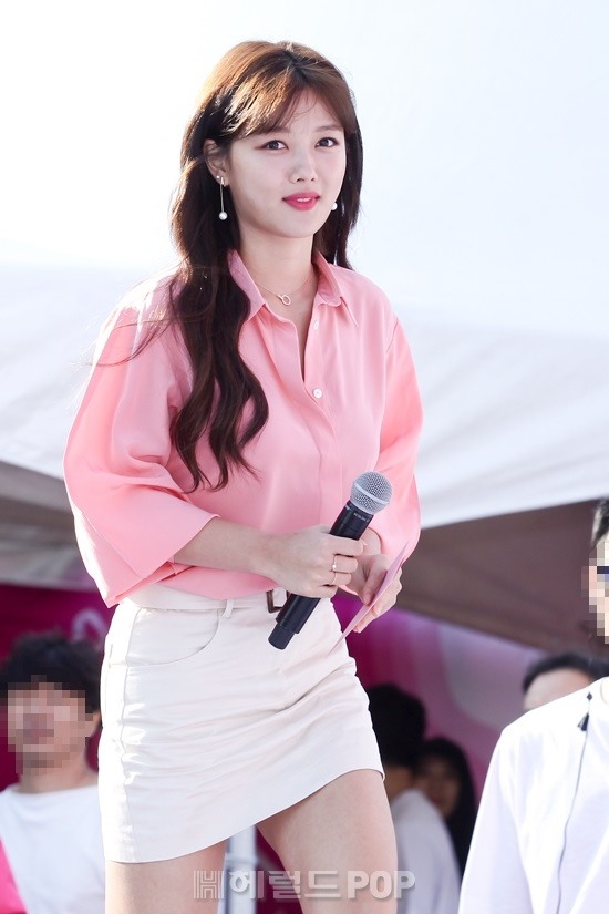 Kim Yoo Jung rạng rỡ xinh tươi tham dự sự kiện ngoài trời