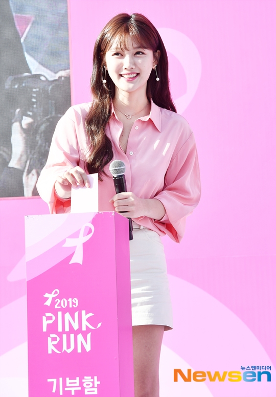 Kim Yoo Jung rạng rỡ xinh tươi tham dự sự kiện ngoài trời