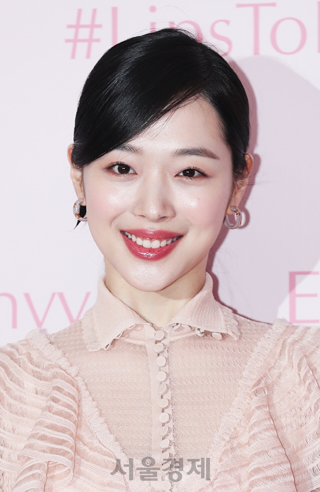 Sulli bị nghi đã qua đời tại nhà riêng gây chấn động