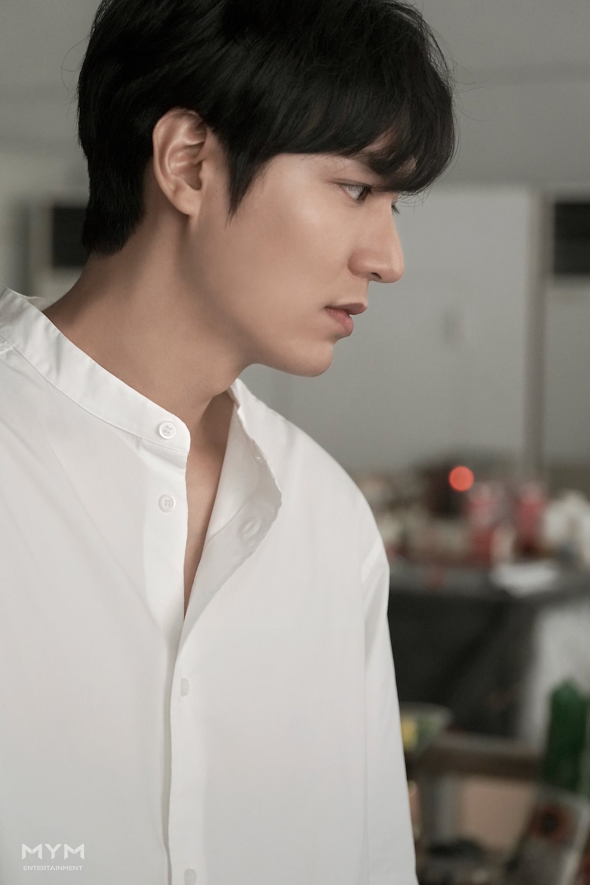 Lee Min Ho tung bộ ảnh hậu trường chụp quảng cáo sơmi trắng đẹp mê ly