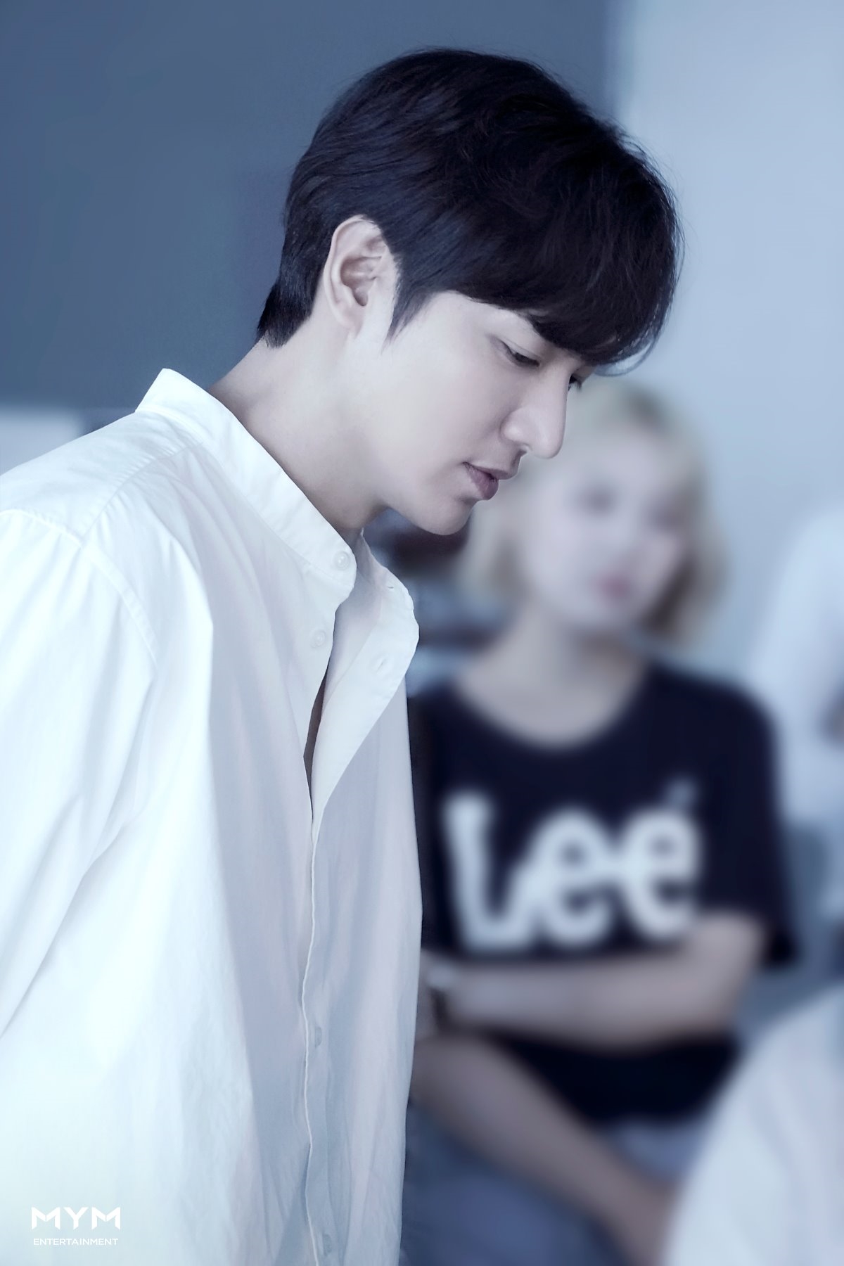 Lee Min Ho tung bộ ảnh hậu trường chụp quảng cáo sơmi trắng đẹp mê ly