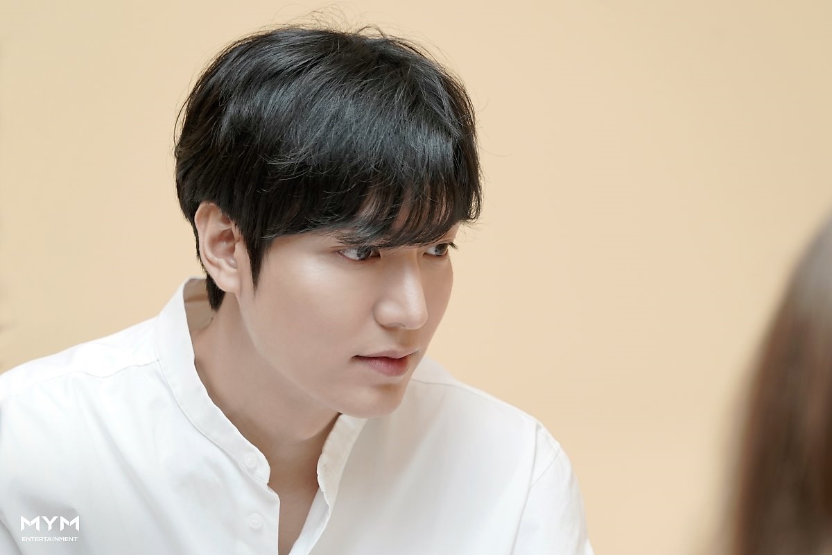 Lee Min Ho tung bộ ảnh hậu trường chụp quảng cáo sơmi trắng đẹp mê ly