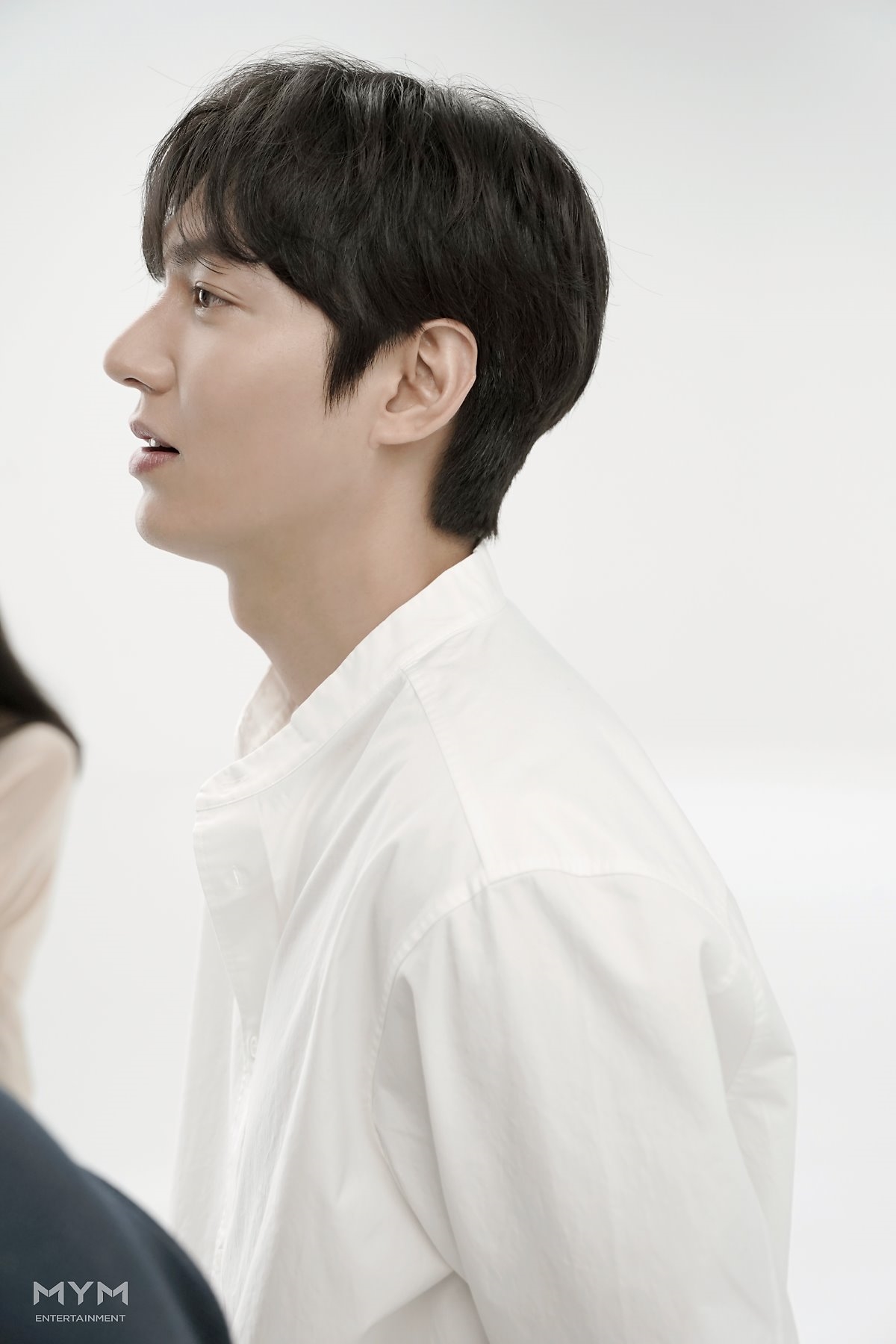 Lee Min Ho tung bộ ảnh hậu trường chụp quảng cáo sơmi trắng đẹp mê ly