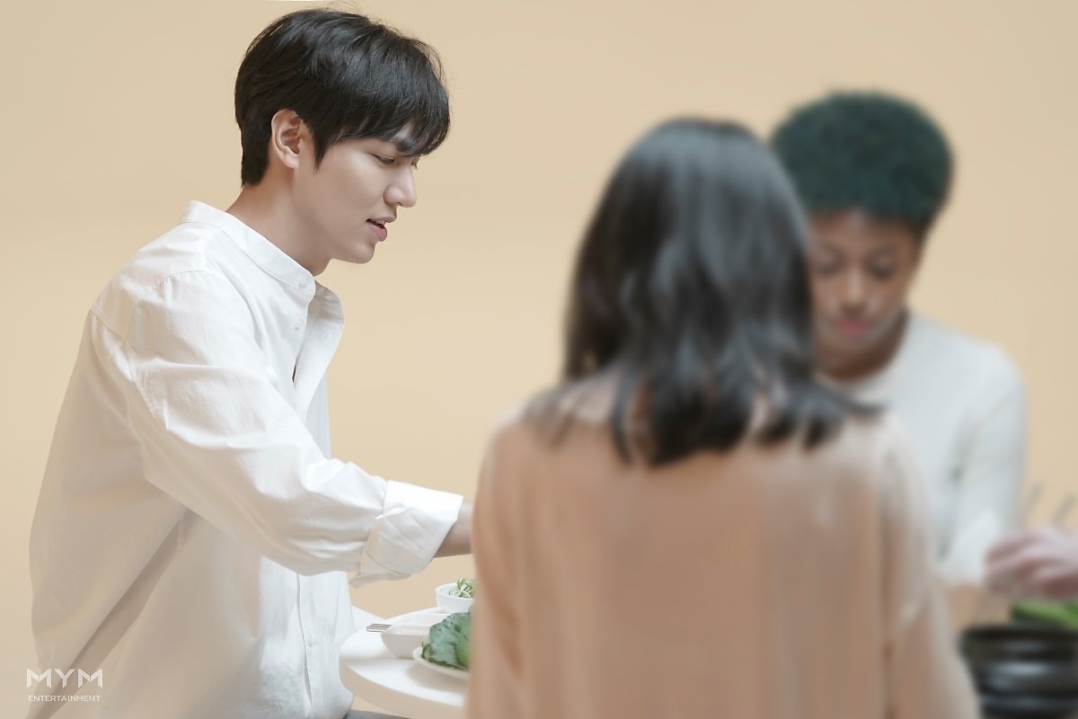 Lee Min Ho tung bộ ảnh hậu trường chụp quảng cáo sơmi trắng đẹp mê ly