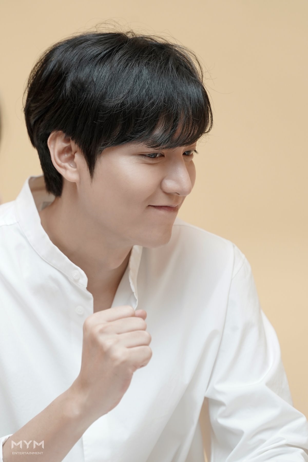 Lee Min Ho tung bộ ảnh hậu trường chụp quảng cáo sơmi trắng đẹp mê ly