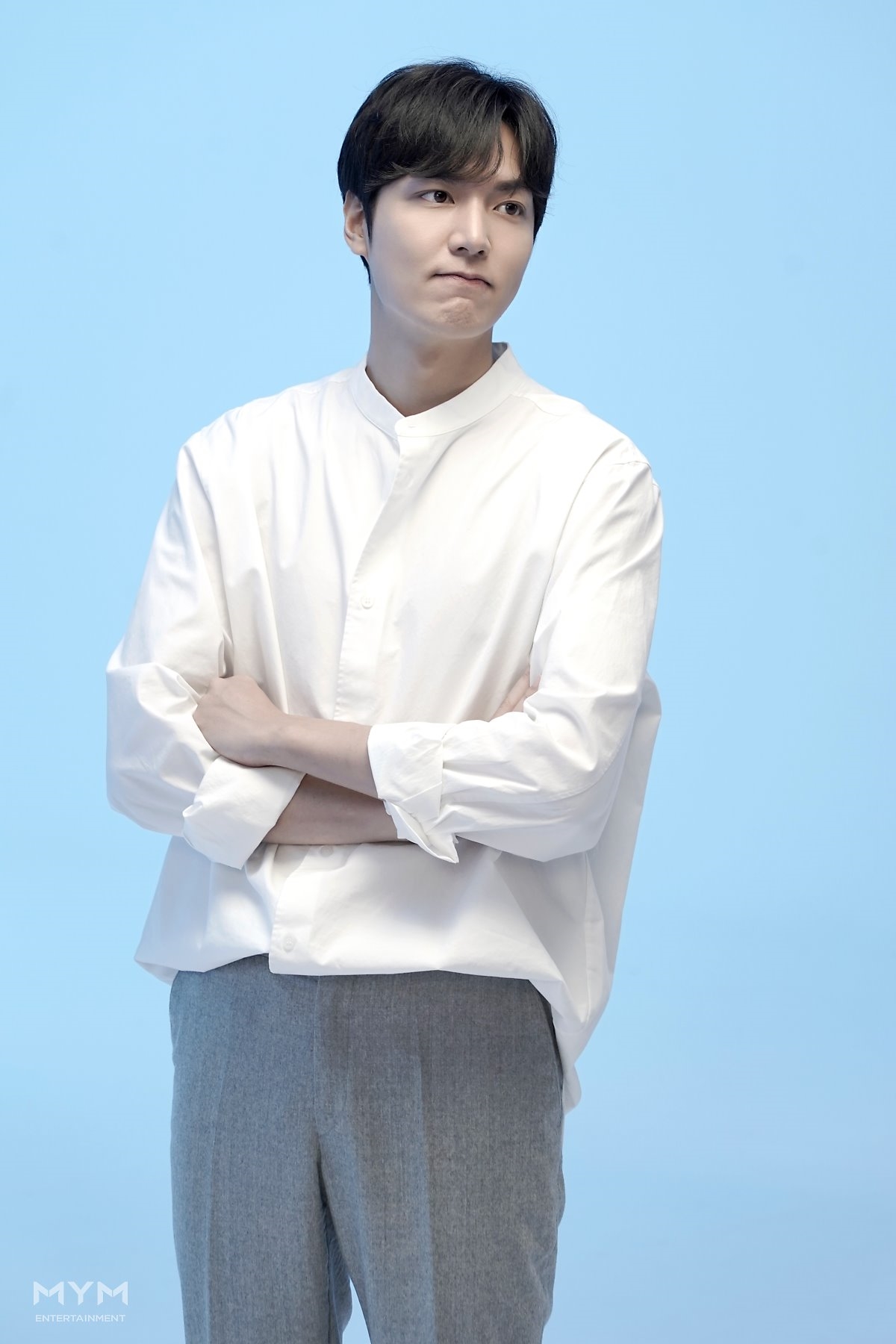 Lee Min Ho tung bộ ảnh hậu trường chụp quảng cáo sơmi trắng đẹp mê ly