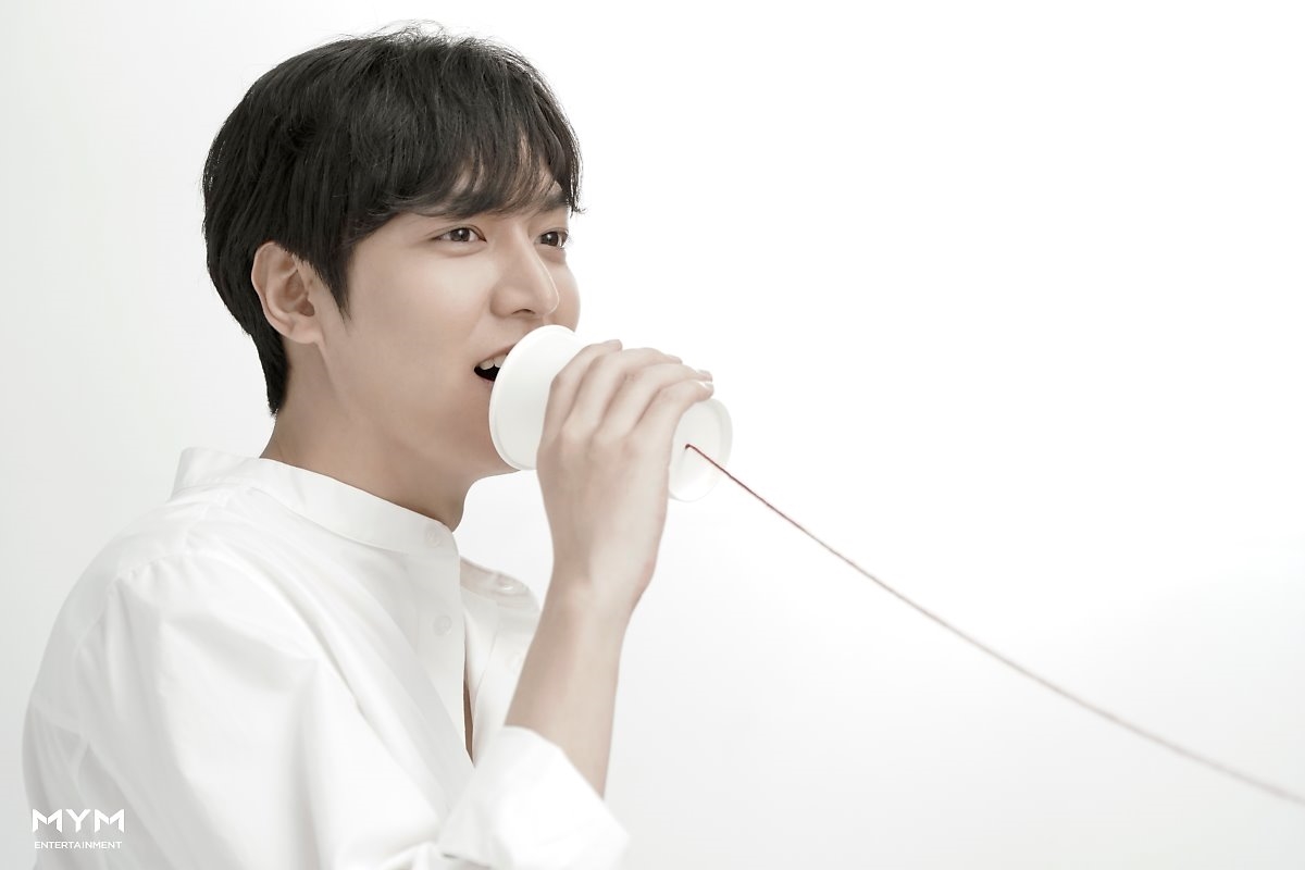 Lee Min Ho tung bộ ảnh hậu trường chụp quảng cáo sơmi trắng đẹp mê ly