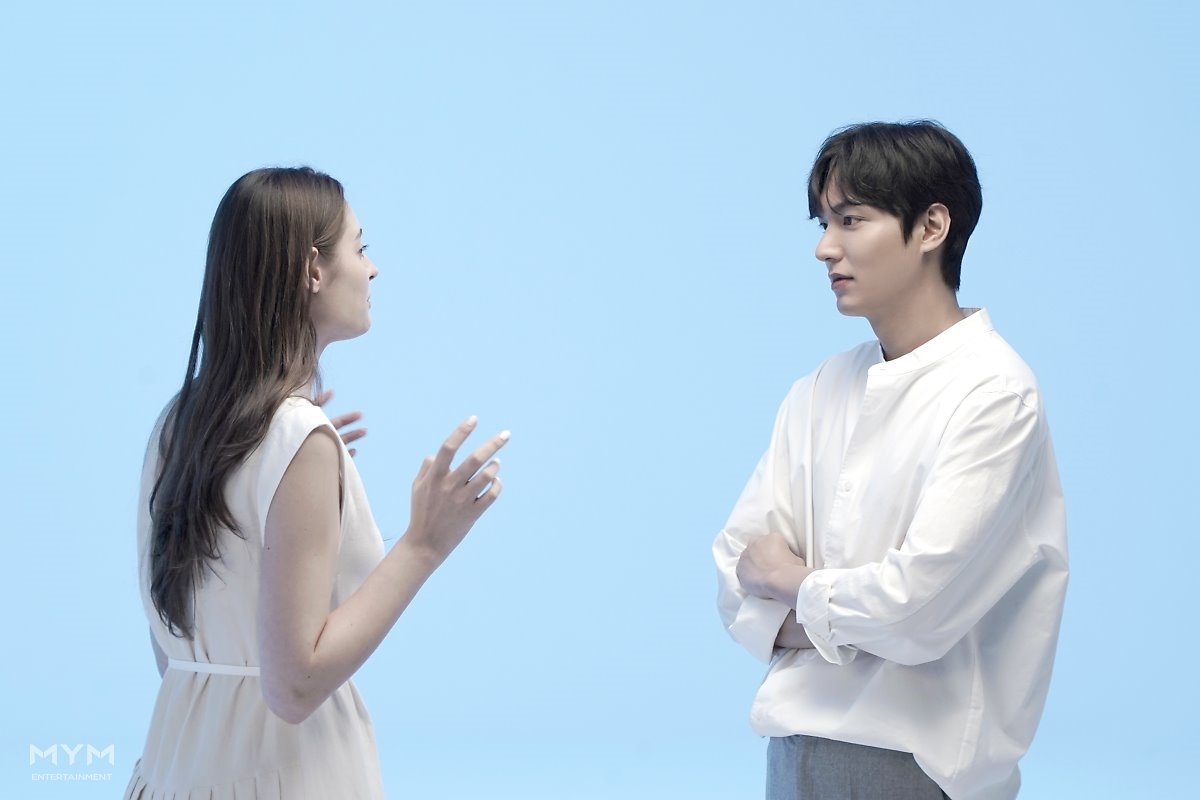 Lee Min Ho tung bộ ảnh hậu trường chụp quảng cáo sơmi trắng đẹp mê ly