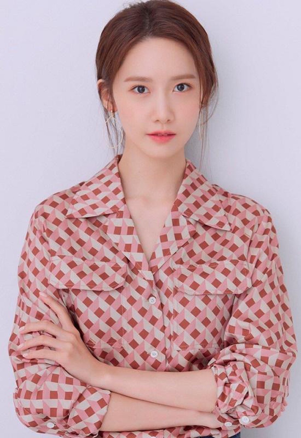 IU, Taeyeon và loạt sao nữ Kpop luôn âm thầm làm 'thiên thần từ thiện'
