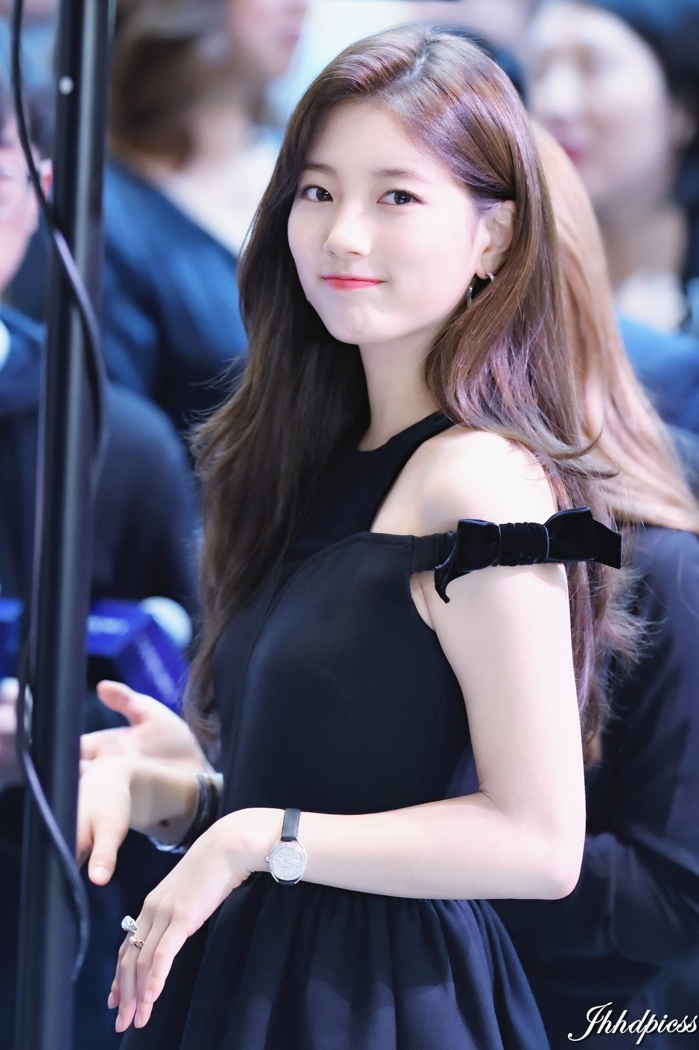 IU, Taeyeon và loạt sao nữ Kpop luôn âm thầm làm 'thiên thần từ thiện'
