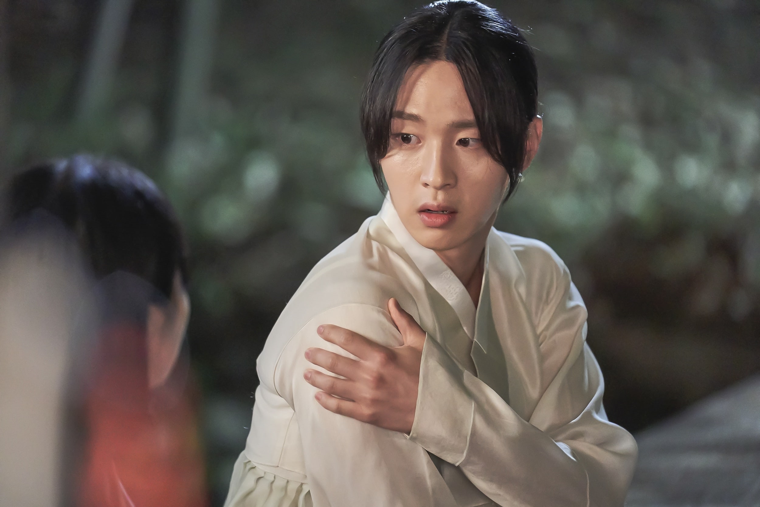 'Tale Of Nok Du' gây 'sốt' khi nam chính hôn cả nữ chính lẫn nam phụ