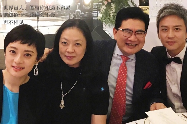 Đặng Siêu - Tôn Lệ đi ăn cưới, nhẫn kim cương 'trứng bồ câu' gây bão