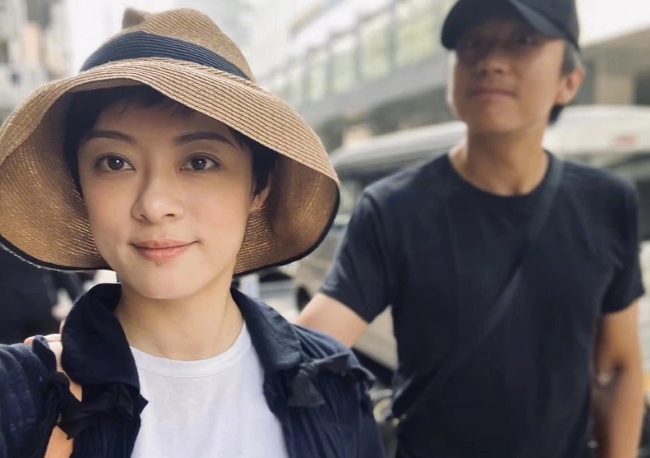 Đặng Siêu - Tôn Lệ đi ăn cưới, nhẫn kim cương 'trứng bồ câu' gây bão