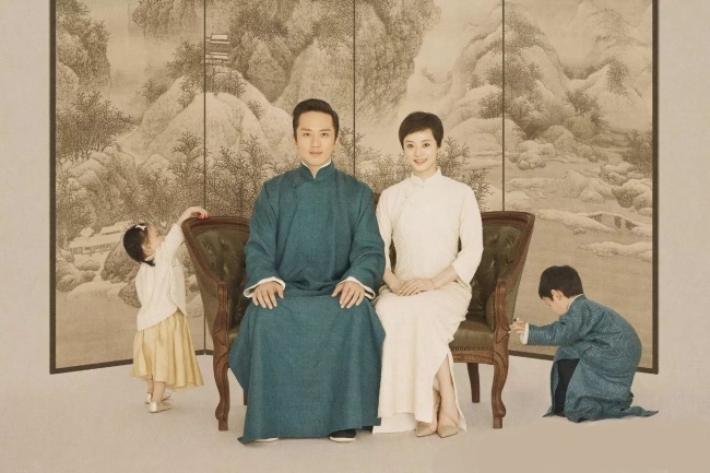 Đặng Siêu - Tôn Lệ đi ăn cưới, nhẫn kim cương 'trứng bồ câu' gây bão