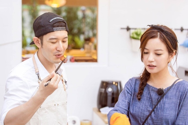Huỳnh Hiểu Minh - Triệu Vy tái ngộ, mặc đồ đôi cực kỳ ăn ý