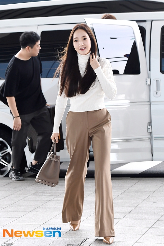 Park Min Young tỏa sáng với loạt ảnh catwalk sân bay mới đẹp ngất