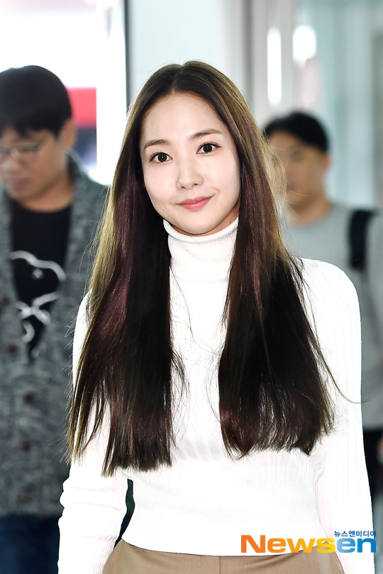 Park Min Young tỏa sáng với loạt ảnh catwalk sân bay mới đẹp ngất