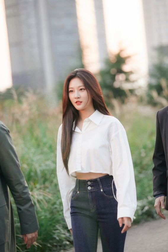 Kim Sae Ron tung bộ ảnh hậu trường drama hành động đẹp ngây ngất