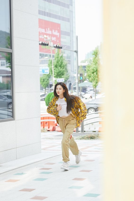 Kim Sae Ron tung bộ ảnh hậu trường drama hành động đẹp ngây ngất