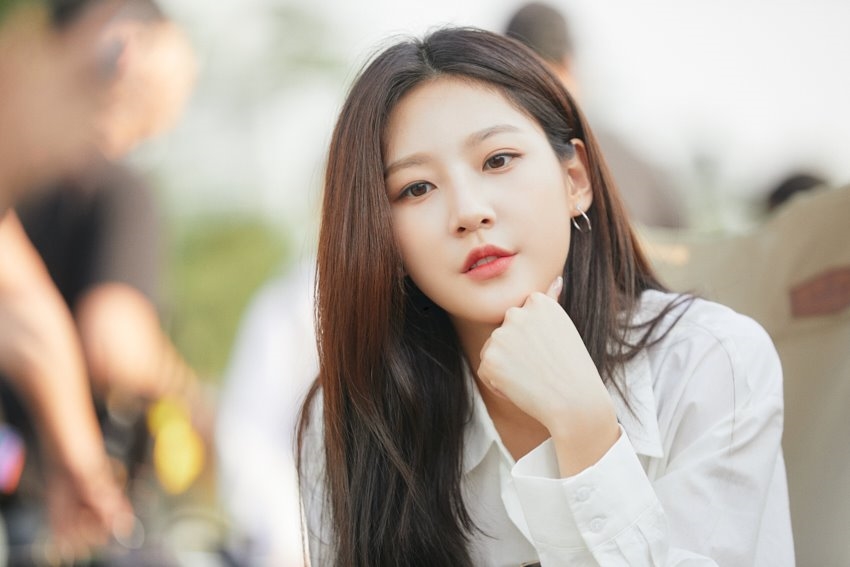 Kim Sae Ron tung bộ ảnh hậu trường drama hành động đẹp ngây ngất