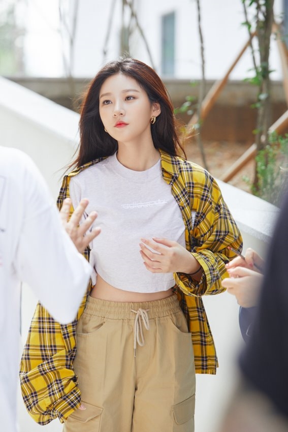Kim Sae Ron tung bộ ảnh hậu trường drama hành động đẹp ngây ngất