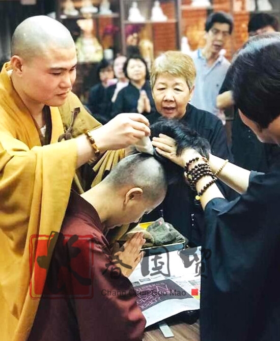 Sao nhí hot nhất Hoàn Châu Cách Cách cạo đầu đi tu ở tuổi 31