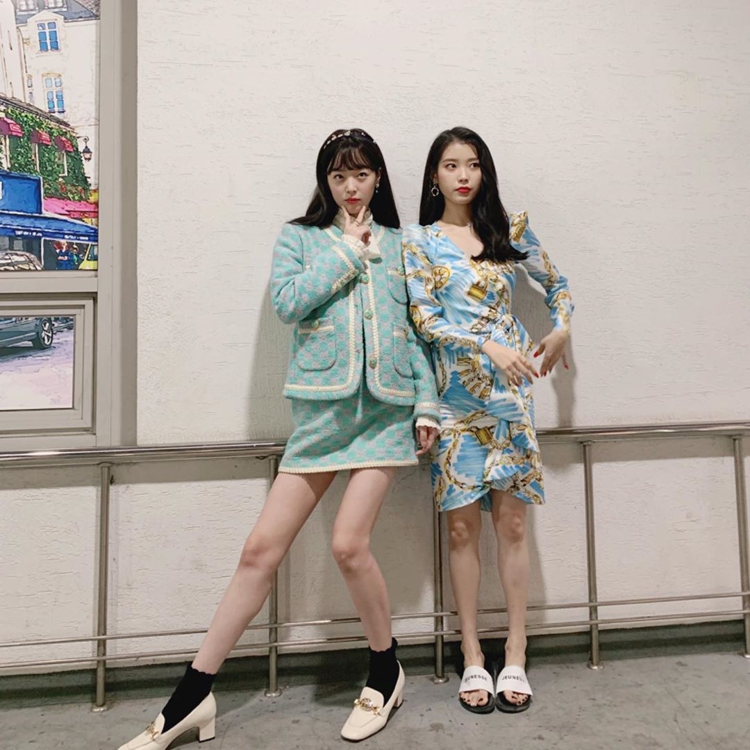IU đăng lại bức tranh Sulli vẽ tặng để kỷ niệm ngày ra mắt album cũ