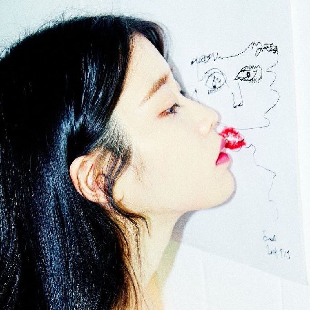 IU đăng lại bức tranh Sulli vẽ tặng để kỷ niệm ngày ra mắt album cũ