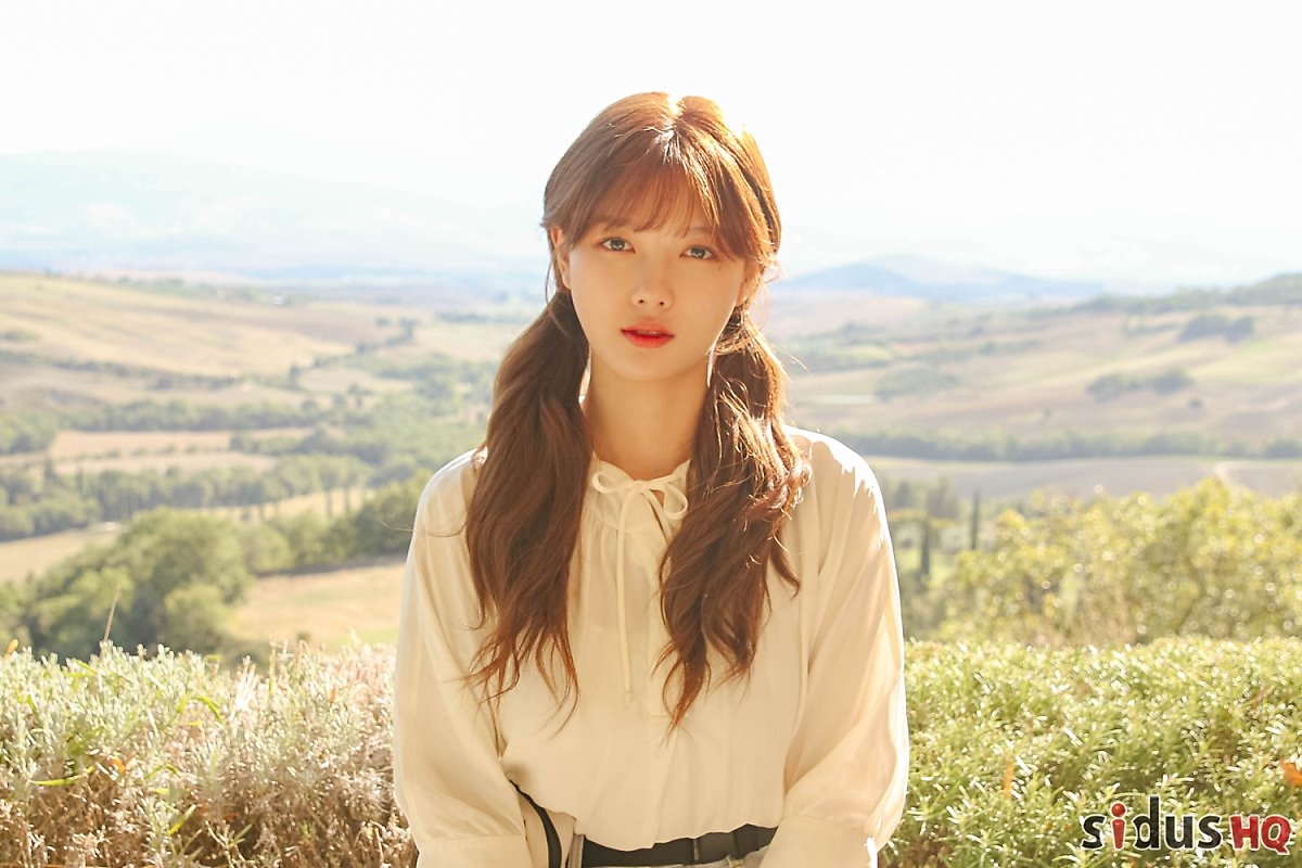 Kim Yoo Jung khoe vẻ đẹp tràn đầy sức sống trong bộ ảnh quay show mới