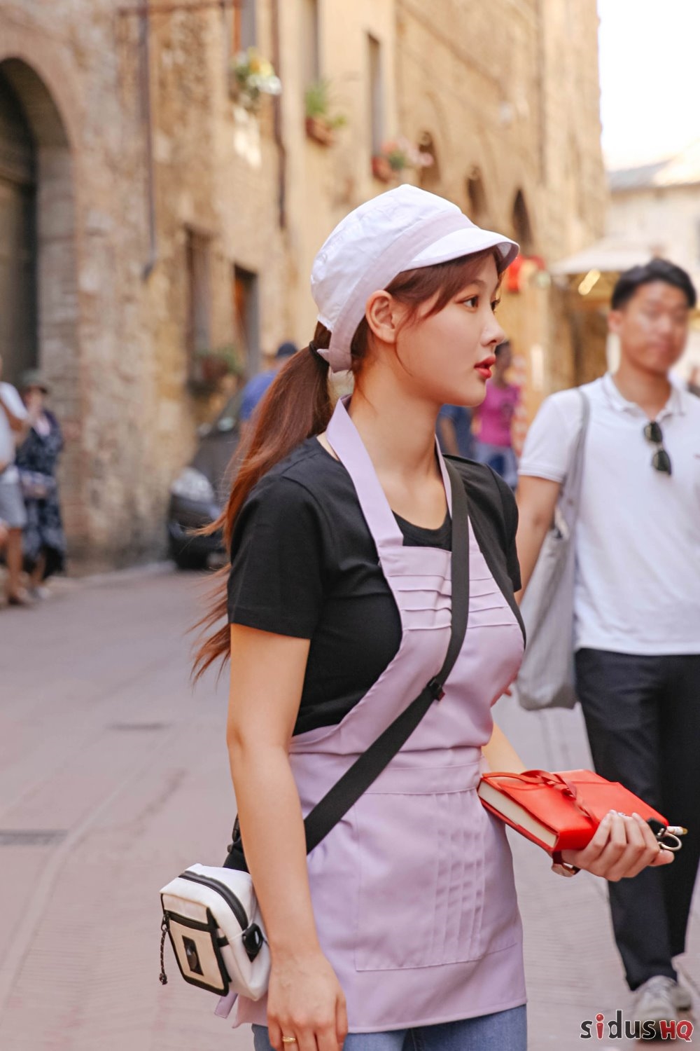 Kim Yoo Jung khoe vẻ đẹp tràn đầy sức sống trong bộ ảnh quay show mới