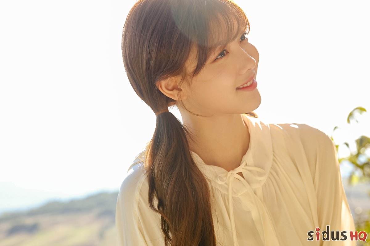 Kim Yoo Jung khoe vẻ đẹp tràn đầy sức sống trong bộ ảnh quay show mới