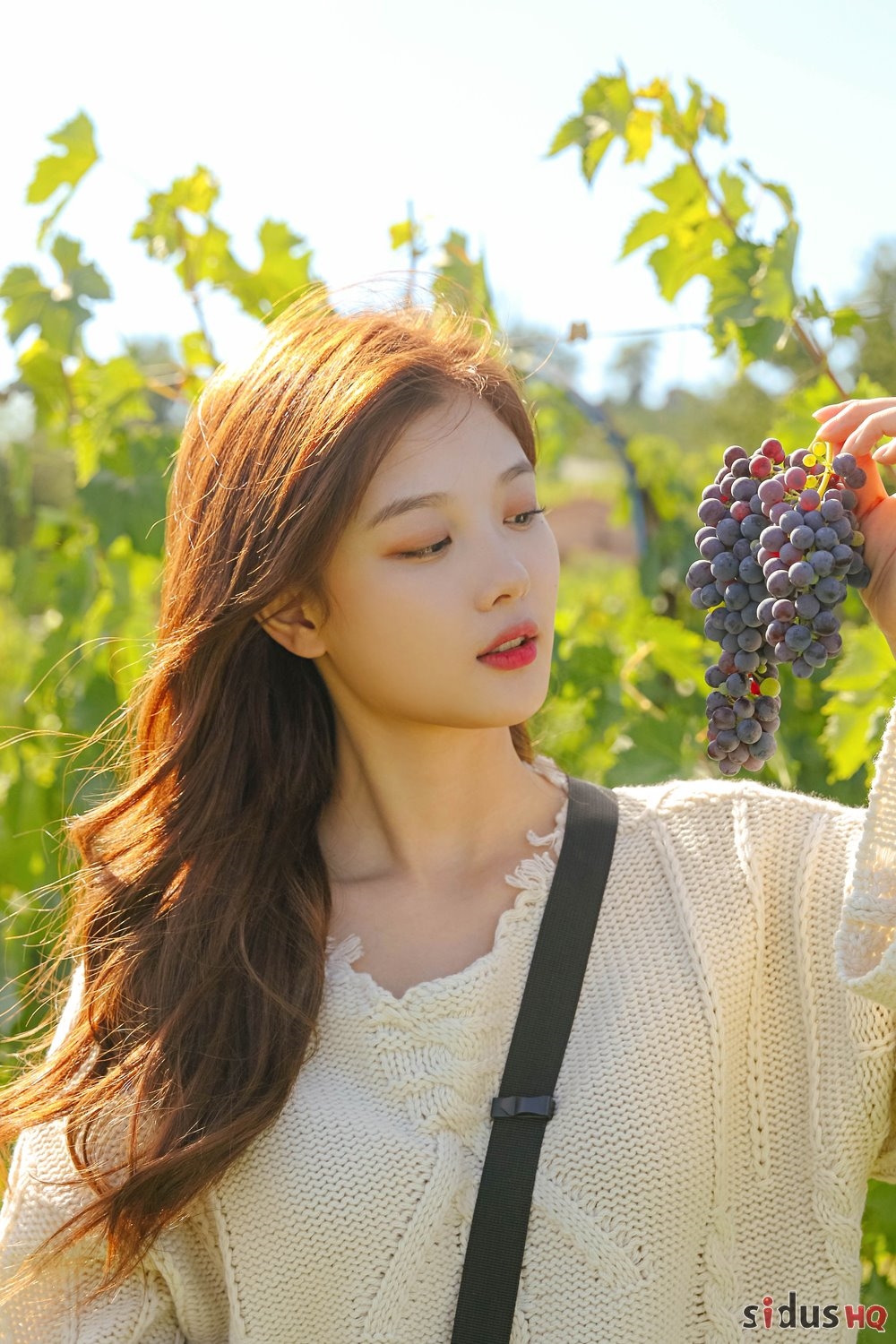 Kim Yoo Jung khoe vẻ đẹp tràn đầy sức sống trong bộ ảnh quay show mới