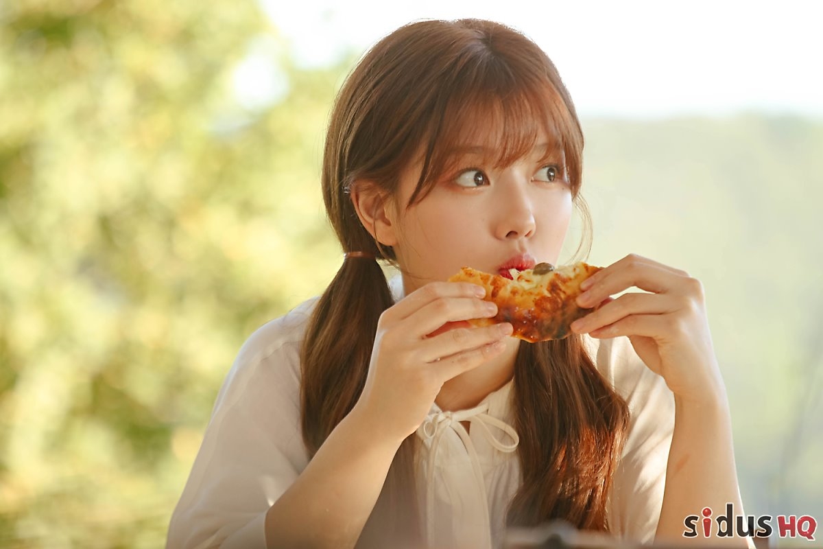 Kim Yoo Jung khoe vẻ đẹp tràn đầy sức sống trong bộ ảnh quay show mới