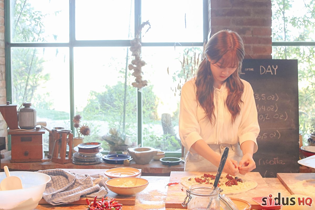 Kim Yoo Jung khoe vẻ đẹp tràn đầy sức sống trong bộ ảnh quay show mới