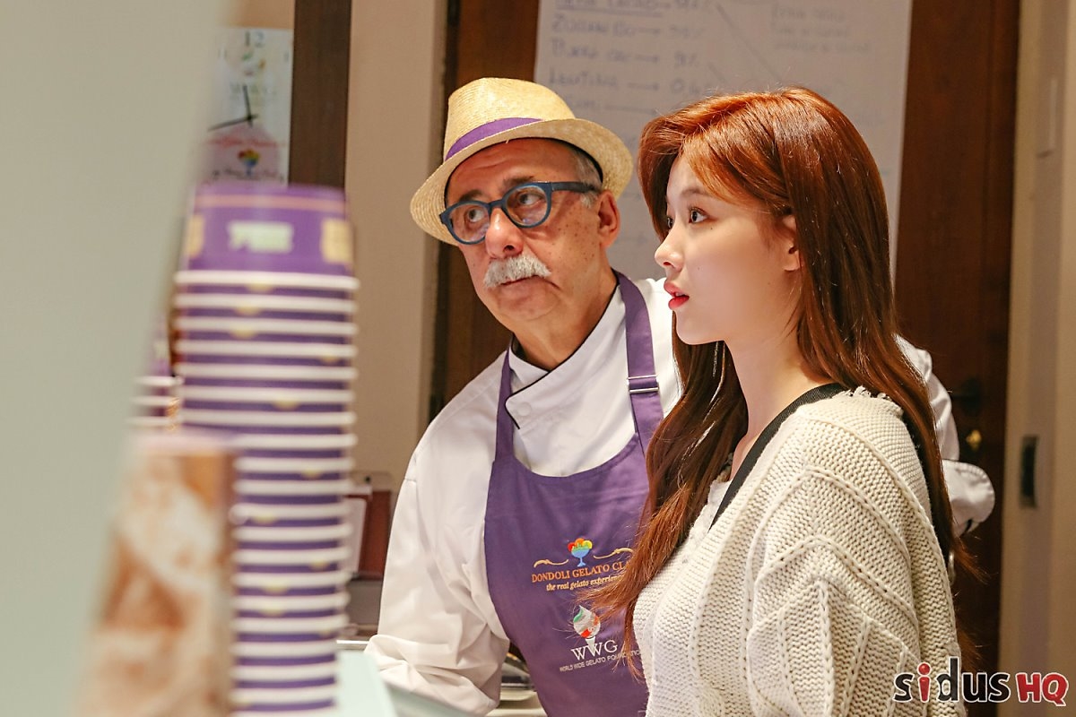 Kim Yoo Jung khoe vẻ đẹp tràn đầy sức sống trong bộ ảnh quay show mới