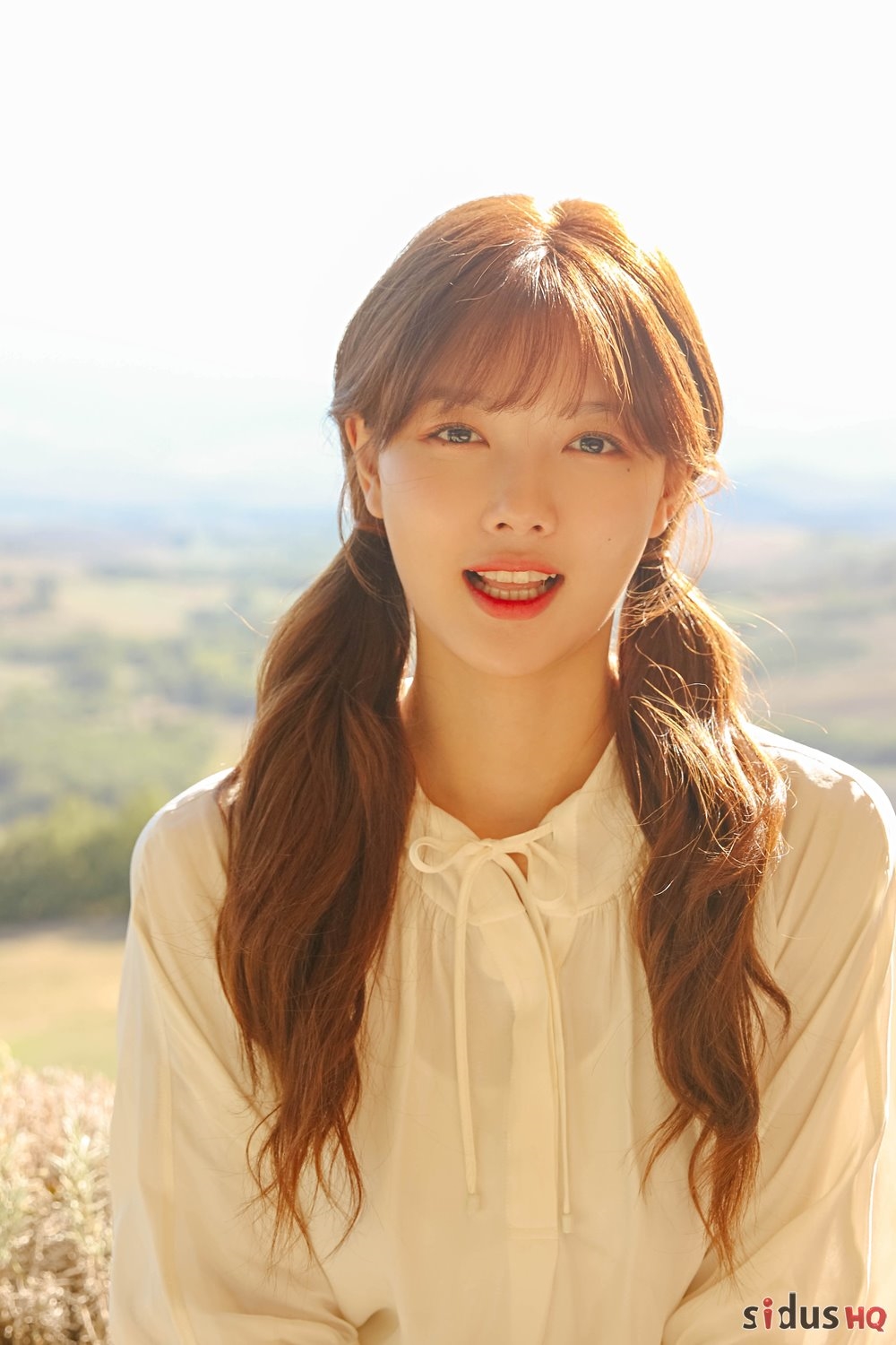 Kim Yoo Jung khoe vẻ đẹp tràn đầy sức sống trong bộ ảnh quay show mới
