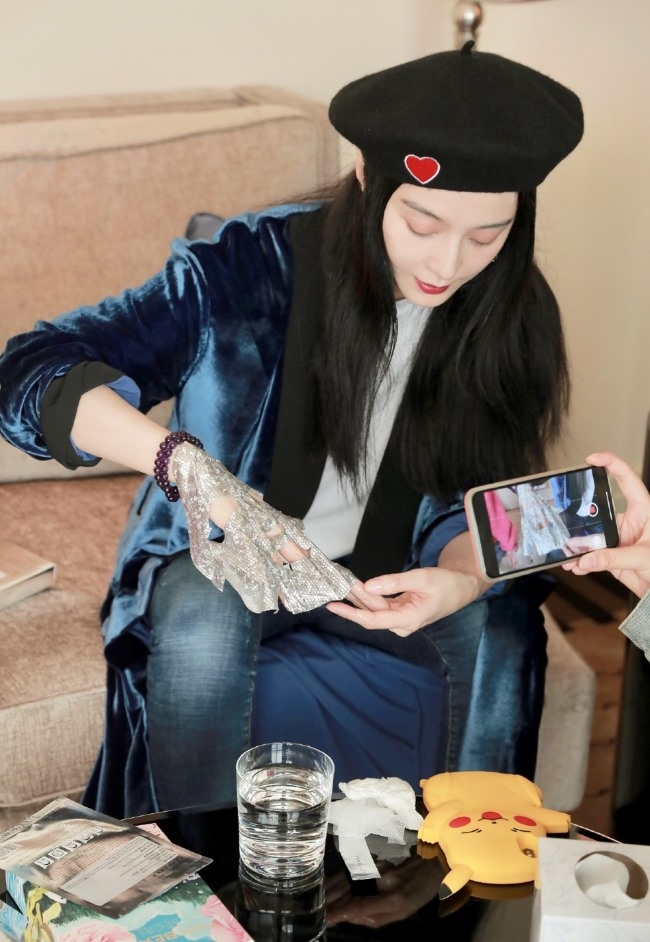 Phạm Băng Băng chuyển sang bán hàng online cùng hot girl mạng