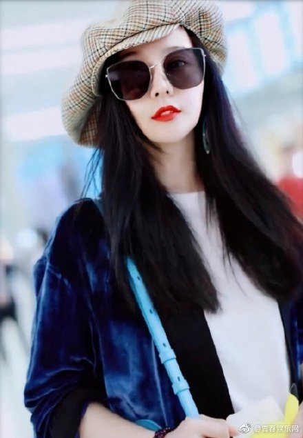 Phạm Băng Băng chuyển sang bán hàng online cùng hot girl mạng