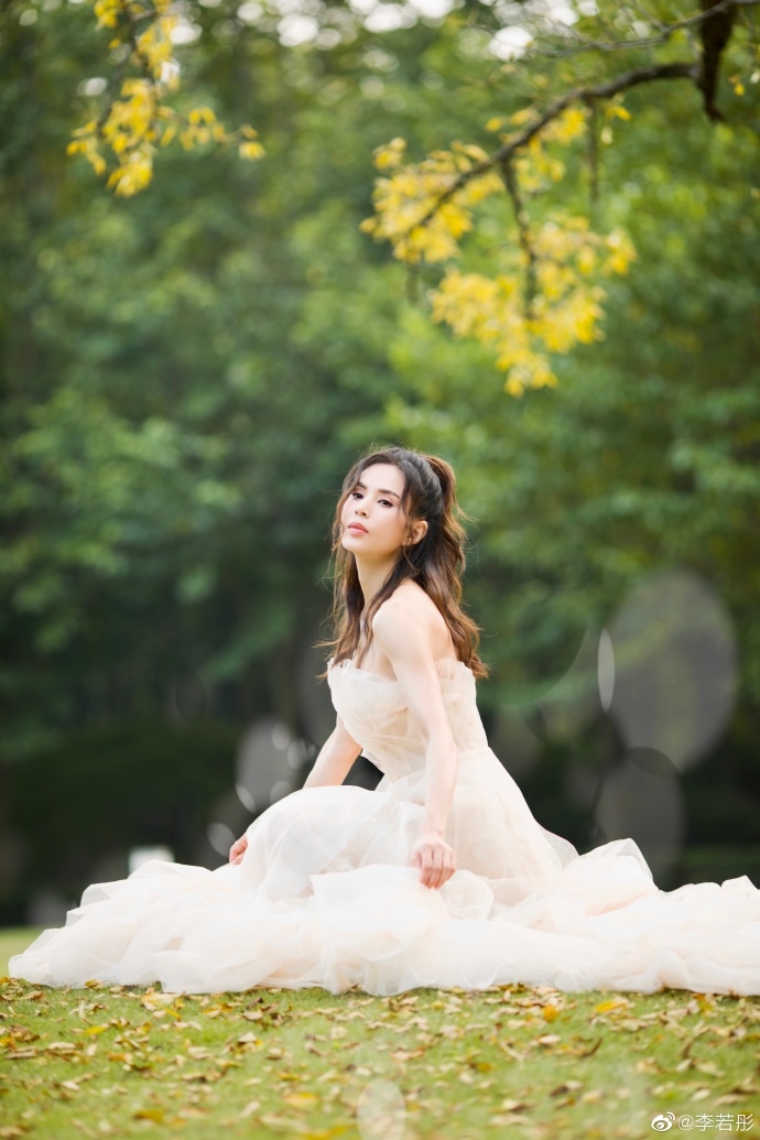 'Tiểu Long Nữ' Lý Nhược Đồng mặc váy cưới để báo hiếu cho mẹ