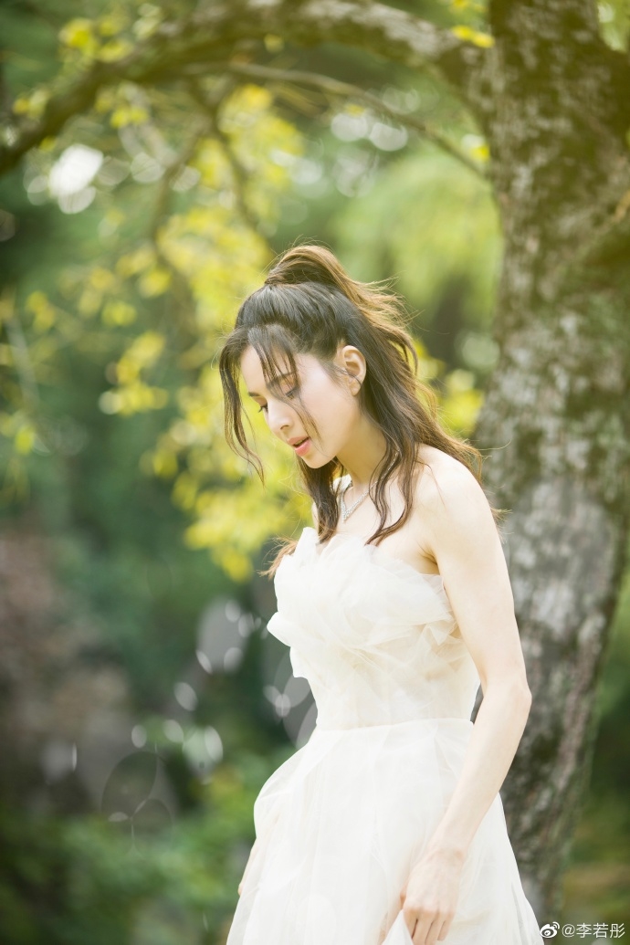 'Tiểu Long Nữ' Lý Nhược Đồng mặc váy cưới để báo hiếu cho mẹ
