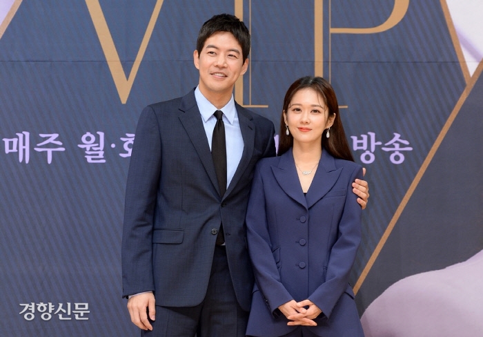 Jang Na Ra và Lee Sang Yoon đẹp đôi trong họp báo drama mới