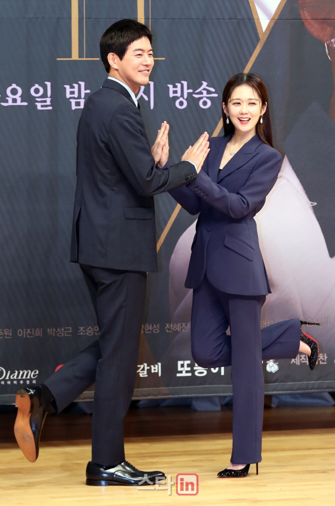 Jang Na Ra và Lee Sang Yoon đẹp đôi trong họp báo drama mới