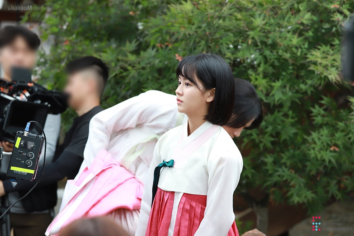 Kim So Hyun trong bộ ảnh hậu trường quay drama 'Tale Of Nok Du'