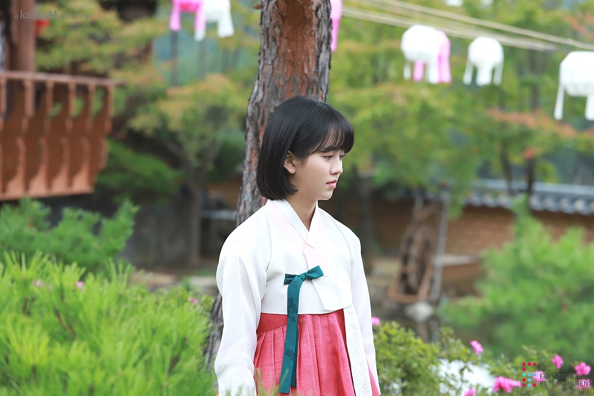 Kim So Hyun trong bộ ảnh hậu trường quay drama 'Tale Of Nok Du'