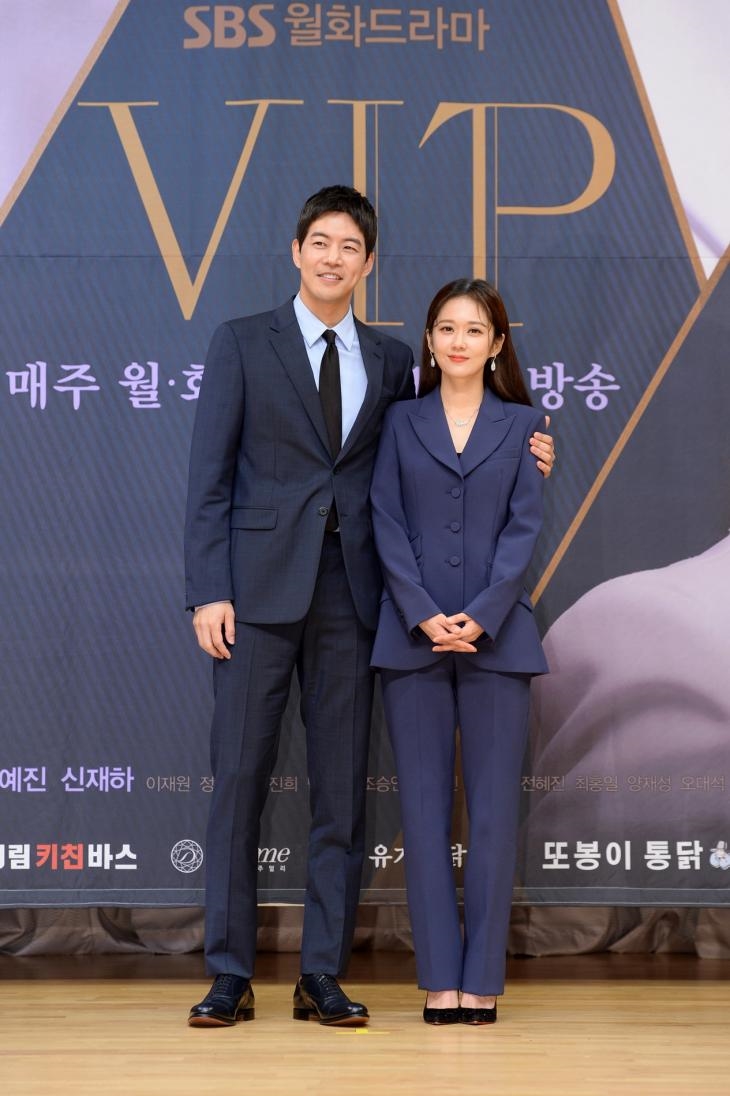 Jang Na Ra và Lee Sang Yoon đẹp đôi trong họp báo drama mới