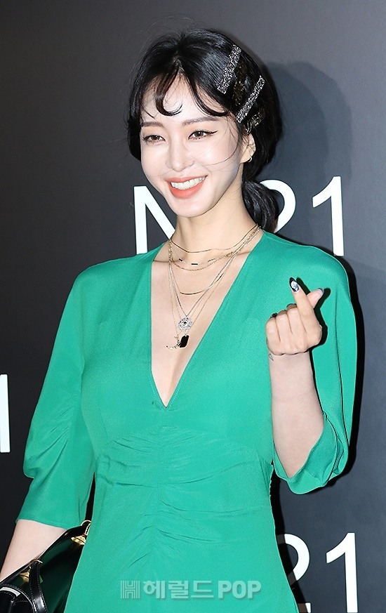 Bộ đôi mỹ nữ Han Ye Seul - Lee Da Hee cùng xuất hiện trong sự kiện