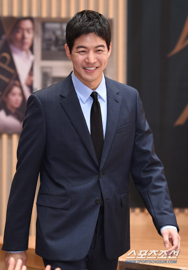 Jang Na Ra và Lee Sang Yoon đẹp đôi trong họp báo drama mới